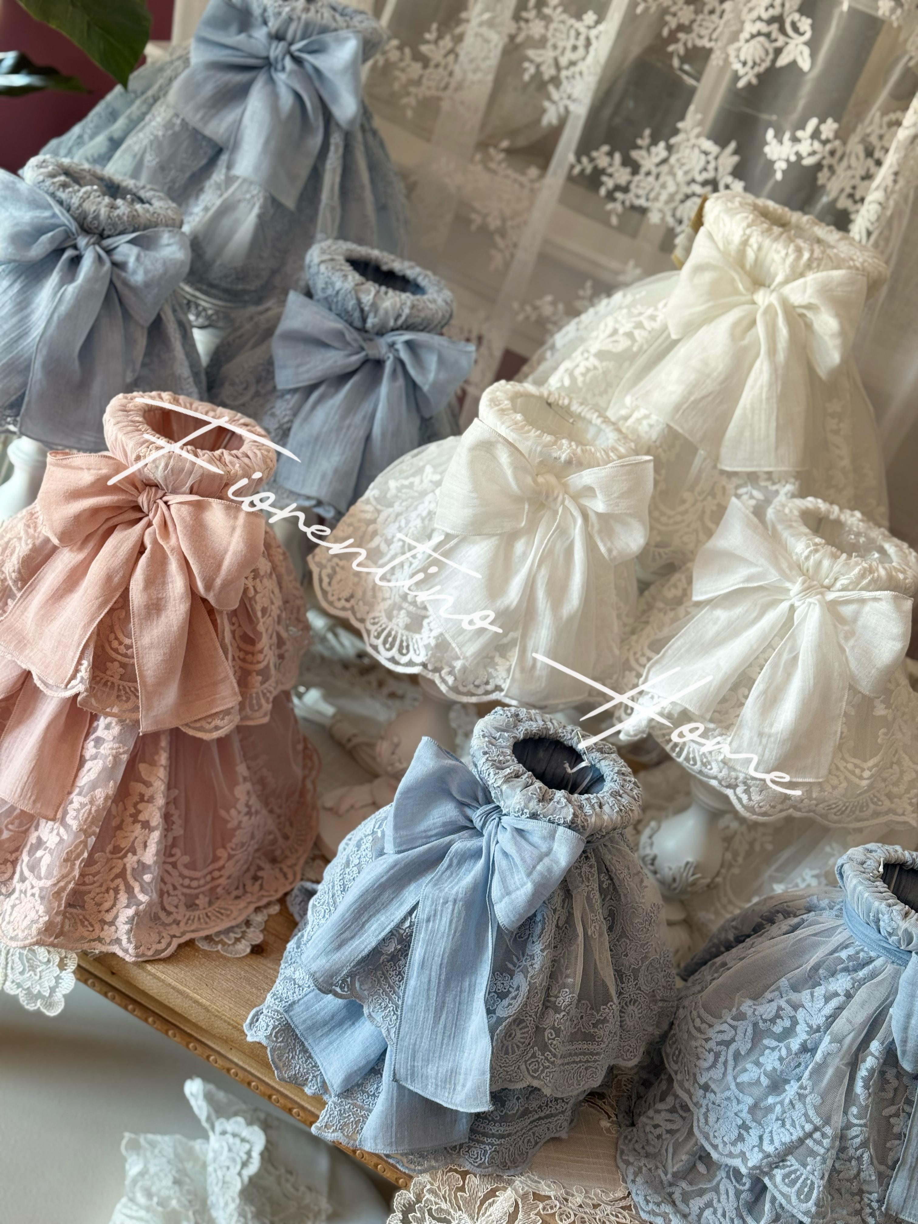 Lume in legno con fregi c/paralume sartoriale romantico Roccoco' - H.45 cm - Charme Home Textile